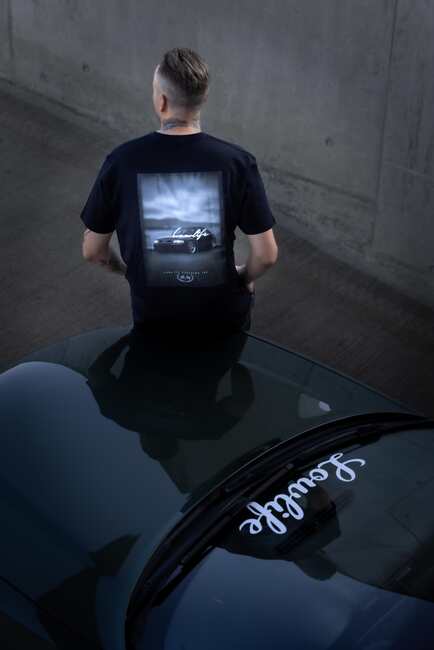 Schwarzes Lowlife After Dark Shirt auf einem Autodach