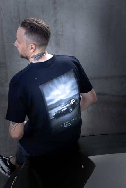 Schwarzes Lowlife Shirt mit monochromem Automotive-Rückenprint