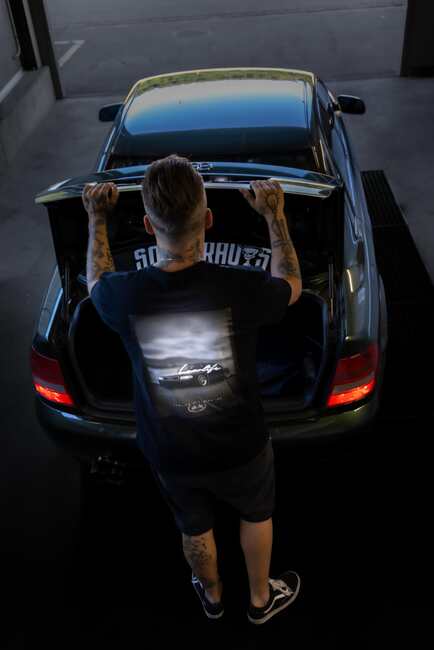 Lowlife After Dark Shirt beim Automotive-Shooting