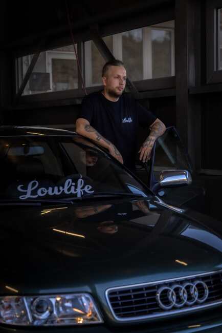 Schwarzes Lowlife Shirt mit kleinem Logo auf der Vorderseite