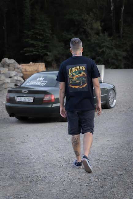 Schwarzes Lowlife Shirt mit farbigem Automotive-Sunset-Rückenprint