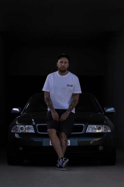 Weißes Lowlife Shirt mit kleinem Logo auf der Vorderseite