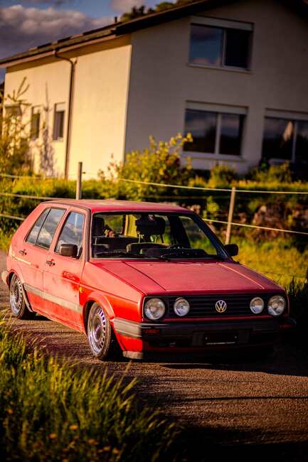 Roter tiefer Volkswagen Golf der zweiten Generation im Abendlicht