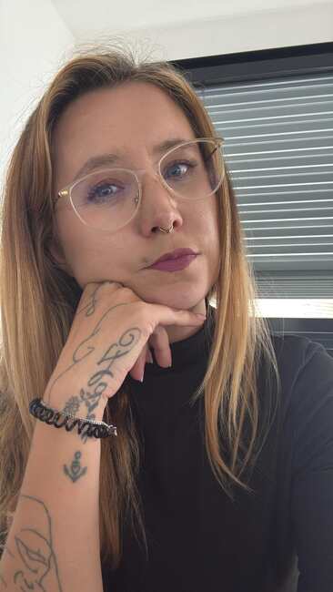 Portrait von Jasmin, Co-Founderin und verantwortlich für Marketing bei Lowlife